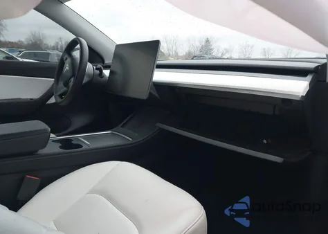 2022 Tesla Model Y Long Range Dual Motor All-Wheel Drive z USA, uszkodzony, nr VIN 7SAYGAEE9NF312886